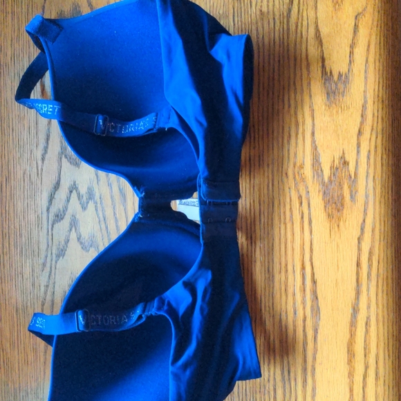 Victoria's Secret 34DDD - Picture 2 of 3